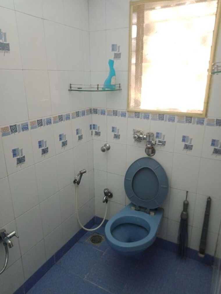 Bathroom, express-apartment 2 Bedroom 850 Sq.Ft. Apartment In Yari Road Mumbai 10754128