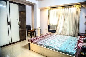 Bedroom in 2 BHK Apartment at Express Apartment, Yari Road – for Rent