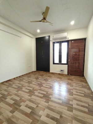 Room in 3 BHK Builder Floor at Sector 43 – for Rent