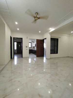Living Room in 3 BHK Builder Floor at Sector 43 – for Rent