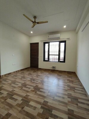 Room in 3 BHK Builder Floor at Sector 43 – for Rent