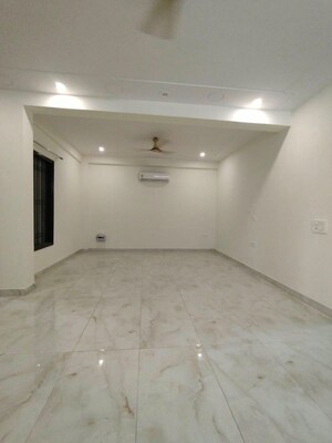 Room in 3 BHK Builder Floor at Sector 43 – for Rent