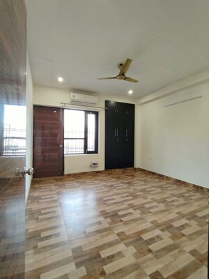 Room in 3 BHK Builder Floor at Sector 43 – for Rent