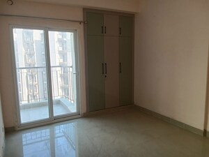 Room in 3 BHK Apartment at Amrapali Dream Valley – for Rent