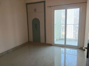 Room in 3 BHK Apartment at Amrapali Dream Valley – for Rent