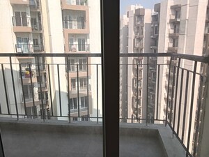 Room in 3 BHK Apartment at Amrapali Dream Valley – for Rent