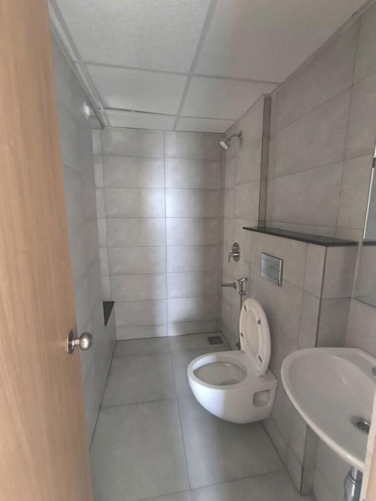 Bathroom, mahindra-nestalgia 2 Bedroom 731 Sq.Ft. Apartment In Pimpri Pune 10754324