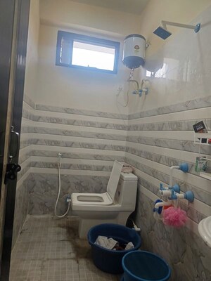 Bathroom in 1 BHK Builder Floor at ABCZ East Platinum, Sector 44 – for Rent