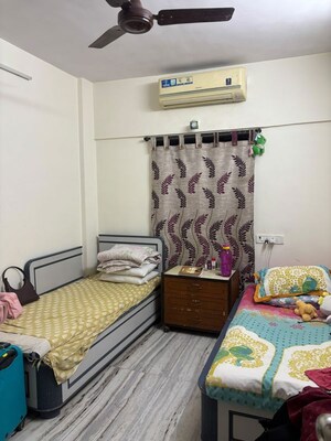 Bedroom in 2 BHK Apartment at Rajanigandha Apartment Matunga, Matunga West – for Rent