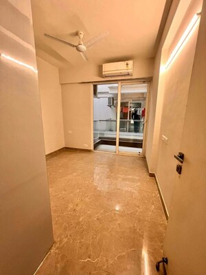 Room in 3 BHK Apartment at Signature Global City 63A, Sector 63a – for Rent