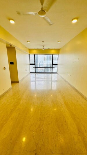 Room in 3 BHK Apartment at Tardeo – for Sale