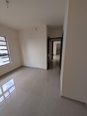 Room in 3 BHK Apartment at Kalpataru Immensa, Kolshet Road – for Rent