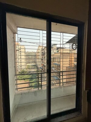 Room in 2 BHK Apartment at Seawoods – for Rent