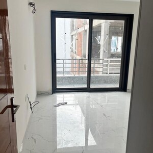 Room in 4 BHK Apartment at Ansal API Versalia, Sector 67a – for Rent