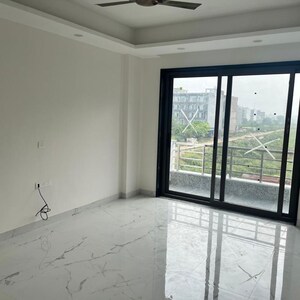 Room in 4 BHK Apartment at Ansal API Versalia, Sector 67a – for Rent