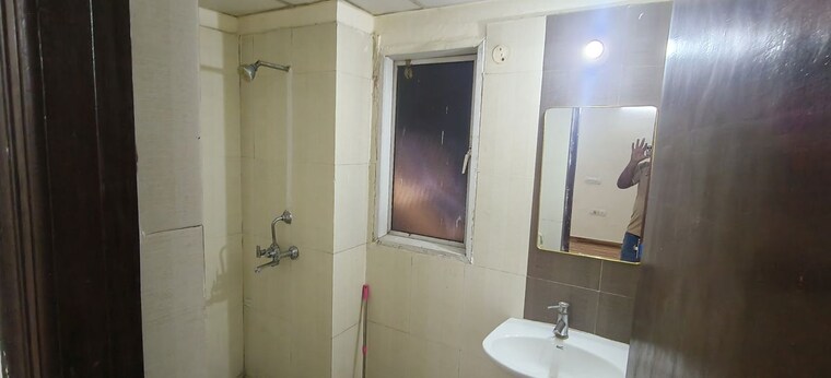 Bathroom, skytech-matrott 3.5 Bedroom 1645 Sq.Ft. Apartment In Sector 76 Noida 10755250