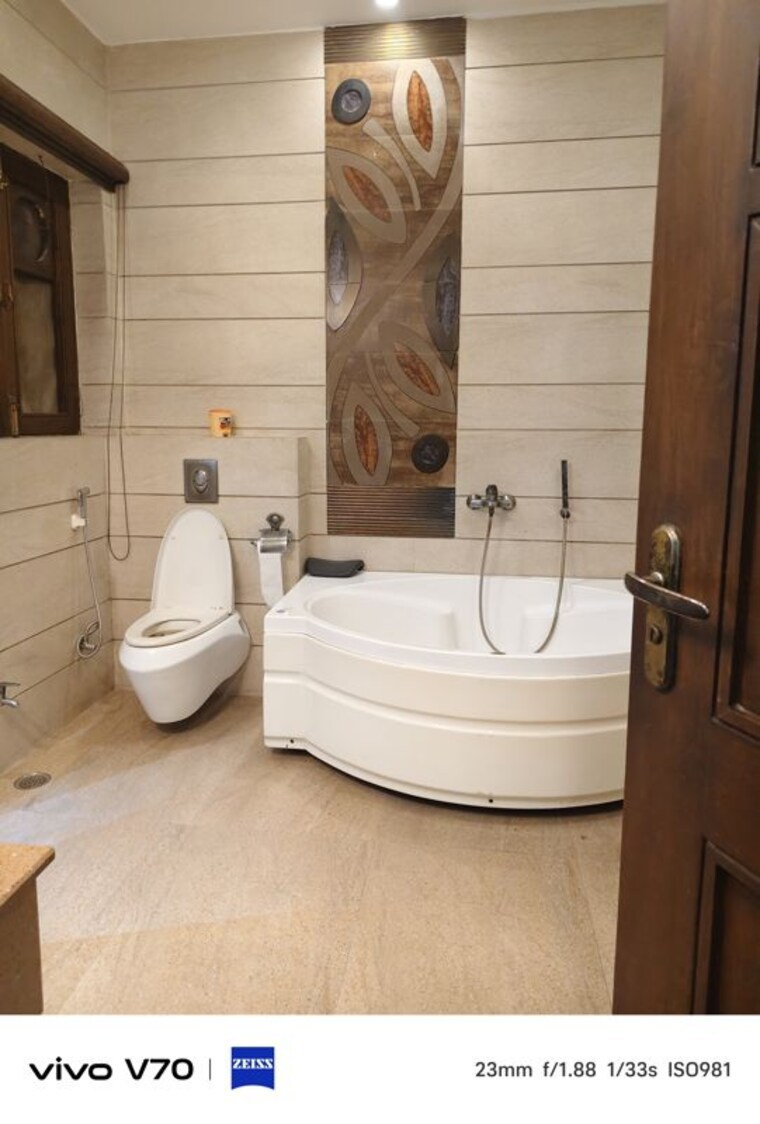 Bathroom, sector 27 6+ Bedroom 202 Sq.Yd. Villa In Sector 27 Noida 10755308