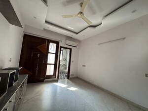 Room in 3 BHK Builder Floor at Sector 17 – for Rent