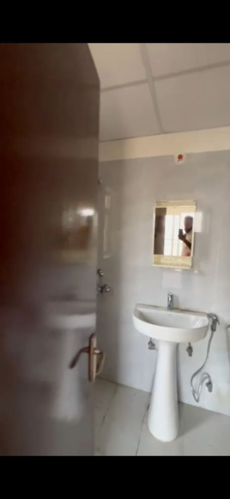 Bathroom, amrapali-verona-heights-phase-ii 2 Bedroom 975 Sq.Ft. Apartment In Amrapali Leisure Valley Greater Noida 10755360