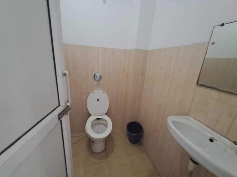 Bathroom, sector 63 Commercial Office Space in IT/SEZ 1500 Sq.Ft. In Sector 63 Noida 10754902