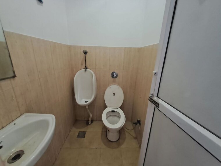 Bathroom, sector 63 Commercial Office Space in IT/SEZ 1500 Sq.Ft. In Sector 63 Noida 10754902