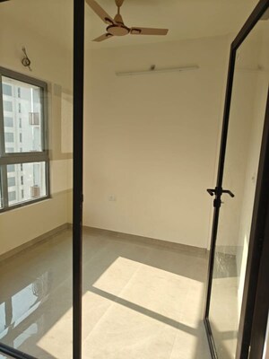 Room in 1.5 BHK Apartment at Piramal Vaikunth, Balkum Pada – for Rent