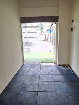 Room in  Shop at Coral Heights, Kavesar – for Rent