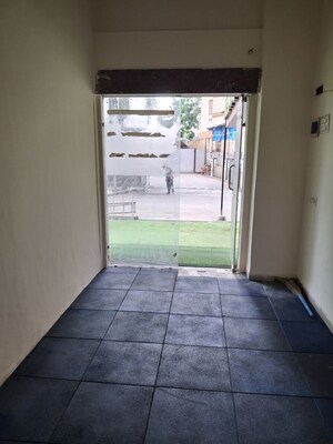 Room in  Shop at Coral Heights, Kavesar – for Rent
