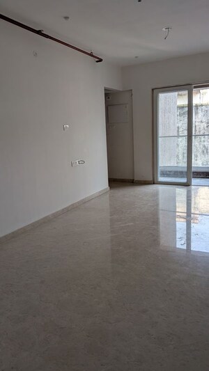 Room in 2 BHK Apartment at Piramal Aranya, Byculla – for Rent