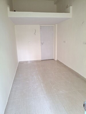 Room in  Shop at Coral Heights, Kavesar – for Rent