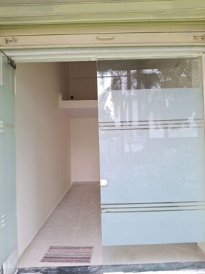 Room in  Shop at Coral Heights, Kavesar – for Rent