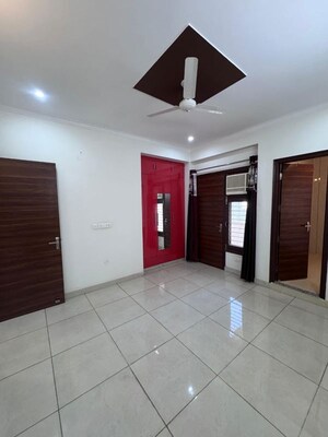 Building Lobby in 3 BHK Builder Floor at Sector 57 – for Rent