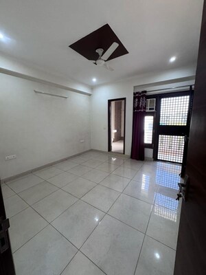 Room in 3 BHK Builder Floor at Sector 57 – for Rent