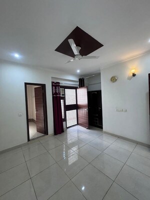 Building Lobby in 3 BHK Builder Floor at Sector 57 – for Rent