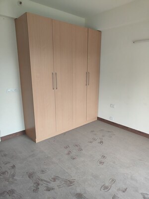 Room in 5 BHK Apartment at Indiabulls Centrum Park, Sector 103 – for Sale
