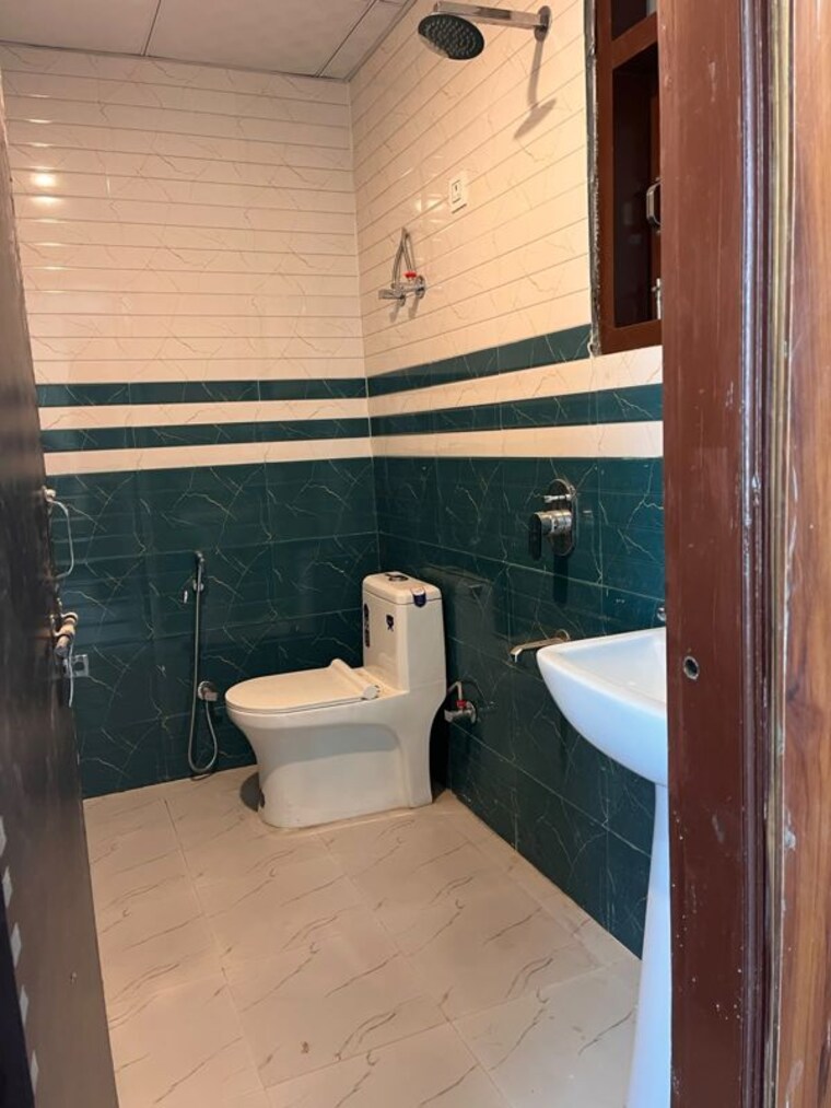 Bathroom, sector 17 2 Bedroom 1125 Sq.Ft. Builder Floor In Sector 17 Gurgaon 10756008