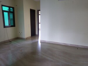 Room in 3 BHK Builder Floor at Ansal Florence Residency, Sector 57 – for Rent