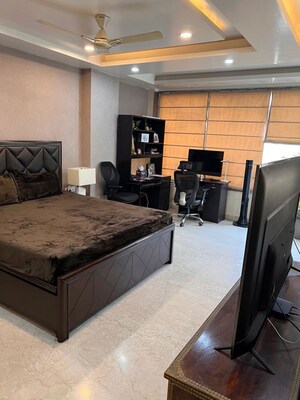 Parking in 4 BHK Builder Floor at Sushant Lok I – for Rent