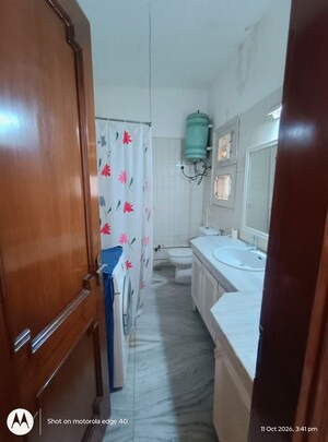 Bathroom in 1 BHK Apartment at Sarvapriya Vihar – for Rent