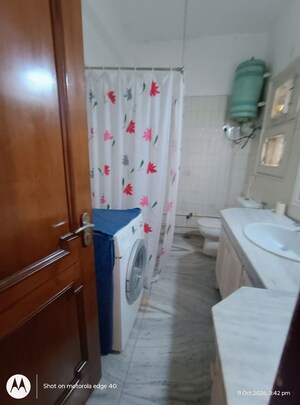 Bathroom in 1 BHK Apartment at Sarvapriya Vihar – for Rent