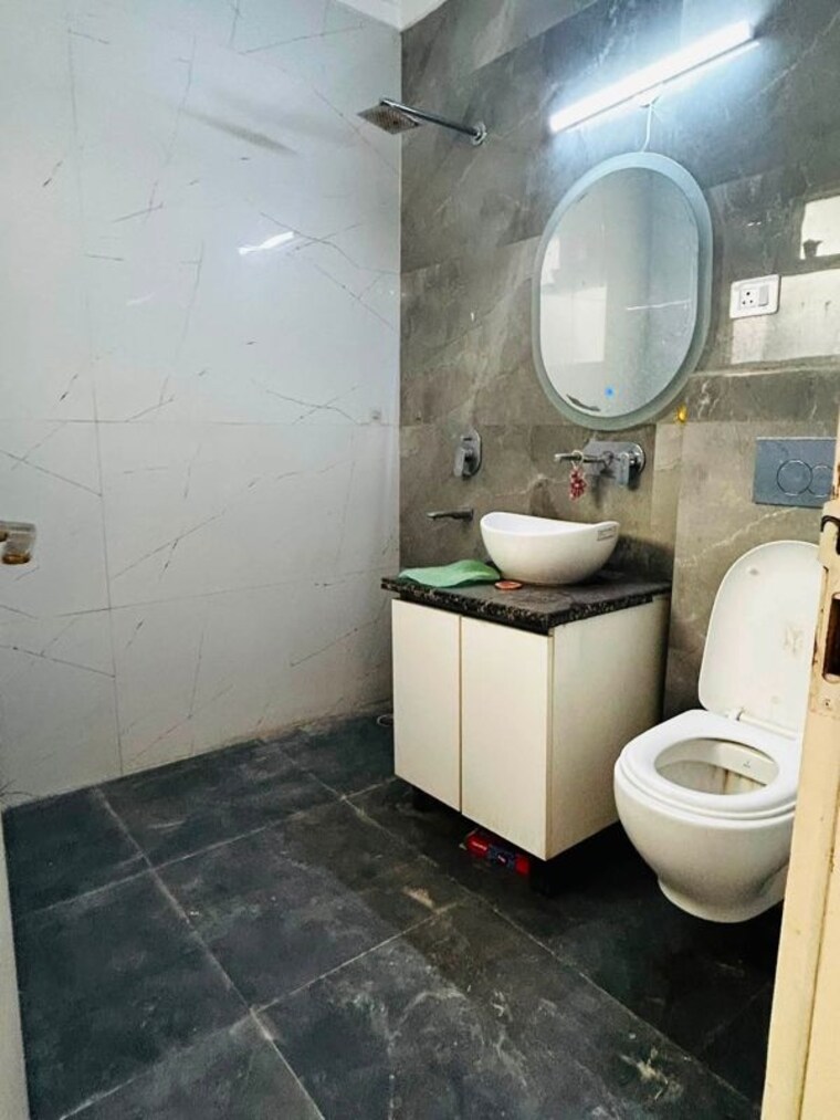 Bathroom, green fields colony 4 Bedroom 310 Sq.Yd. Builder Floor In Green Fields Colony Faridabad 10756124