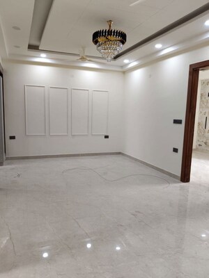 Room in 3 BHK Builder Floor at Amolik Aster Woods, Sector 98 – for Sale