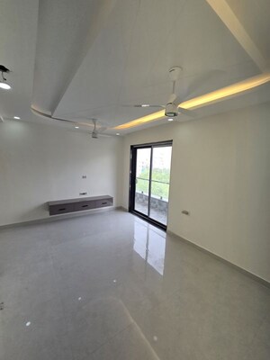 Room in 3 BHK Builder Floor at Amolik Aster Woods, Sector 98 – for Sale