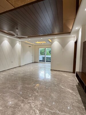 Room in 3 BHK Builder Floor at Sector 51 – for Rent