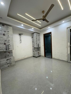 Room in 3 BHK Apartment at BPTP District, Sector 81 – for Rent