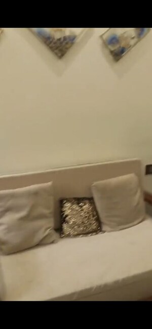 Furnished Amenities in 2 BHK Apartment at Bandra West – for Rent