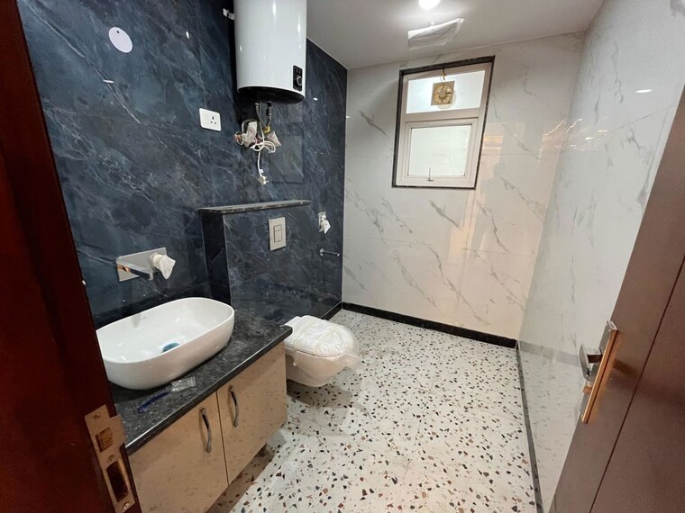 Bathroom, hauz khas 3 Bedroom 230 Sq.Yd. Builder Floor In Hauz Khas Delhi 10756272