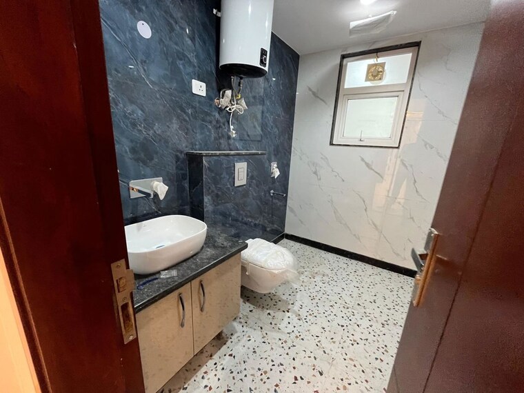Bathroom, hauz khas 3 Bedroom 230 Sq.Yd. Builder Floor In Hauz Khas Delhi 10756272