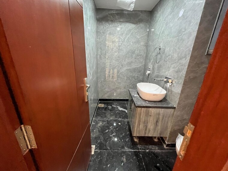 Bathroom, hauz khas 3 Bedroom 230 Sq.Yd. Builder Floor In Hauz Khas Delhi 10756272