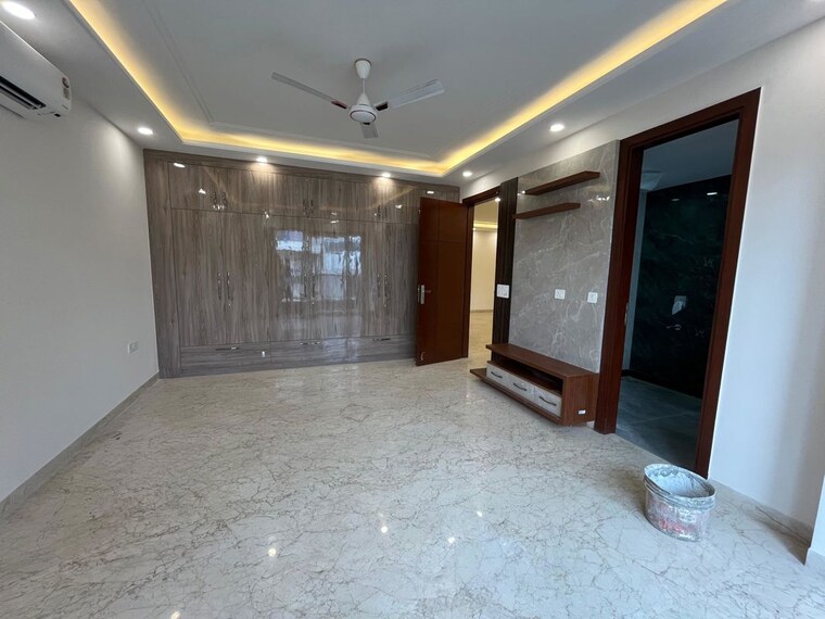  Parking, hauz khas 3 Bedroom 230 Sq.Yd. Builder Floor In Hauz Khas Delhi 10756272